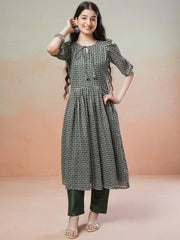 Girls Green Geometric Printed Kurta with Trousers