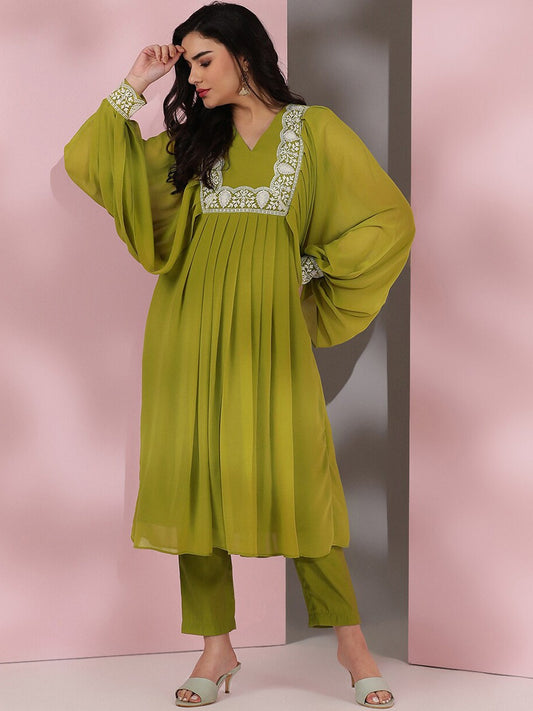Green Women Floral Yoke Design Pleated Thread Work Kurta with Trousers