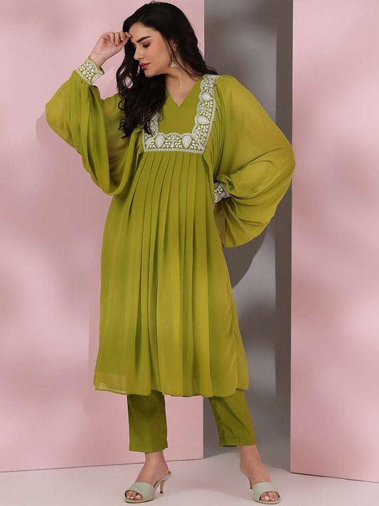 Green Women Floral Yoke Design Pleated Thread Work Kurta with Trousers