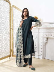 Women Regular Thread Work Velvet Kurta with Trousers & With Dupatta