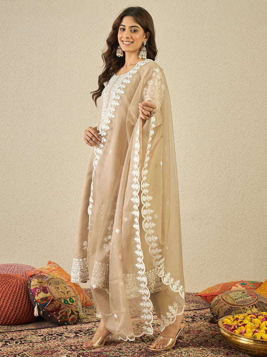 Women Floral Embroidered Round Neck Thread Work Kurta with Trousers & Dupatta