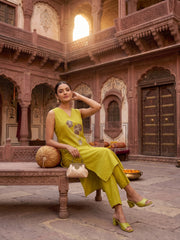 Women Floral Embroidered Regular Thread Work Kurta with Trousers