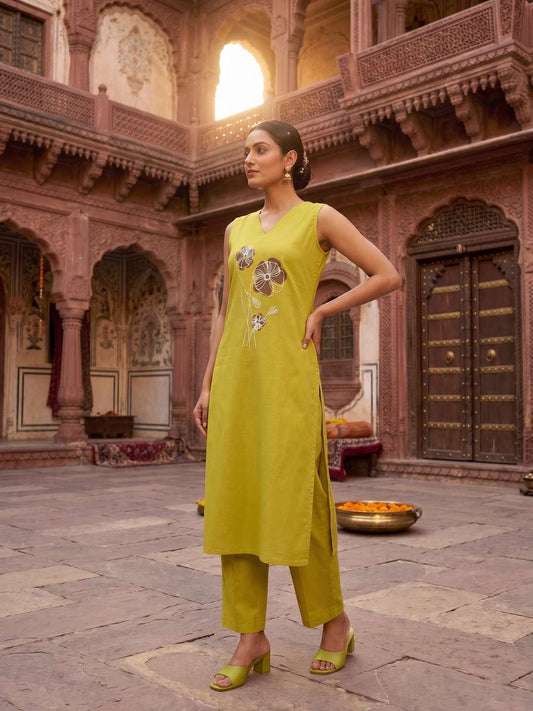Women Floral Embroidered Regular Thread Work Kurta with Trousers