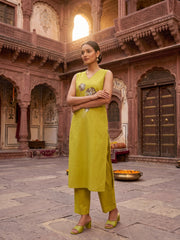 Women Floral Embroidered Regular Thread Work Kurta with Trousers