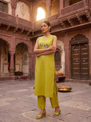 Women Floral Embroidered Regular Thread Work Kurta with Trousers