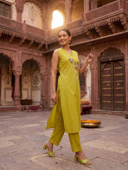 Women Floral Embroidered Regular Thread Work Kurta with Trousers