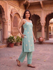 Women Floral Embroidered Regular Thread Work Kurti with Trousers