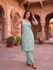 Women Floral Embroidered Regular Thread Work Kurti with Trousers