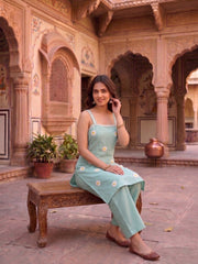 Women Floral Embroidered Regular Thread Work Kurti with Trousers