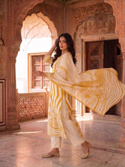 Women Floral Printed Regular Kurta with Trousers & With Dupatta