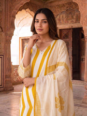 Women Floral Printed Regular Kurta with Trousers & With Dupatta