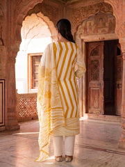 Women Floral Printed Regular Kurta with Trousers & With Dupatta
