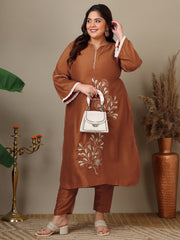Women Plus Size Floral Embroidered Kurta with Trousers