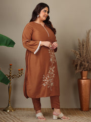 Women Plus Size Floral Embroidered Kurta with Trousers