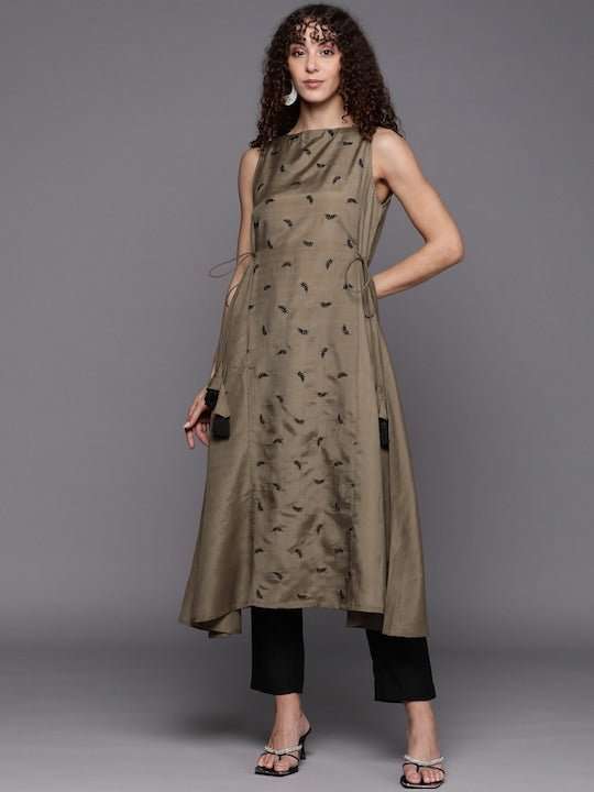 Women Floral Embroidered Thread Work Kurta with Trousers - Inddus.com