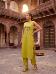Women Floral Embroidered Regular Thread Work Kurta with Trousers