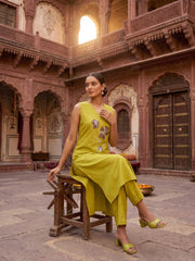 Women Floral Embroidered Regular Thread Work Kurta with Trousers