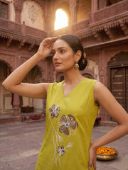Women Floral Embroidered Regular Thread Work Kurta with Trousers