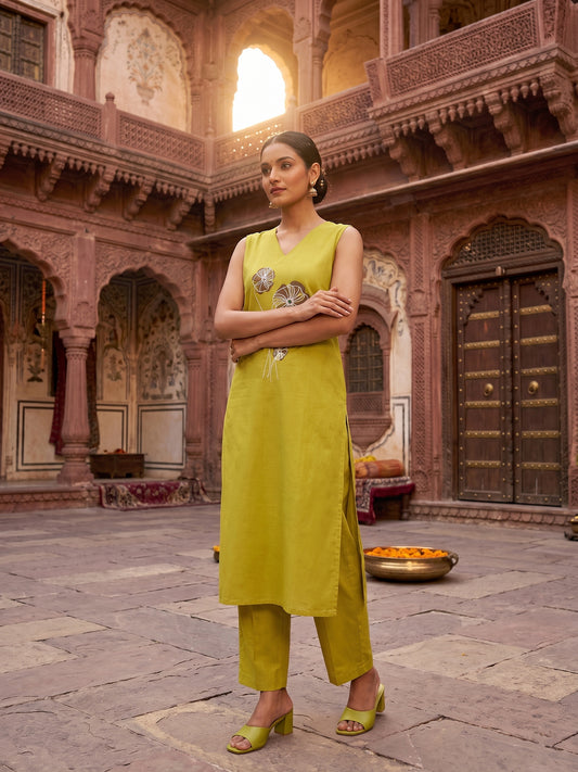 Women Floral Embroidered Regular Thread Work Kurta with Trousers