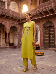 Women Floral Embroidered Regular Thread Work Kurta with Trousers