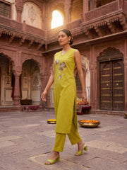 Women Floral Embroidered Regular Thread Work Kurta with Trousers