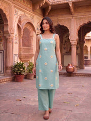 Women Floral Embroidered Regular Thread Work Kurti with Trousers