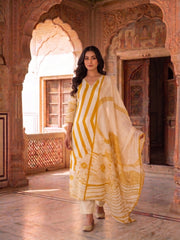 Women Floral Printed Regular Kurta with Trousers & With Dupatta