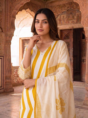 Women Floral Printed Regular Kurta with Trousers & With Dupatta