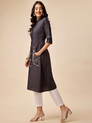 Floral Embroidered Mandarin Collar Pocket Detailing Kurta With Trousers - Inddus.com