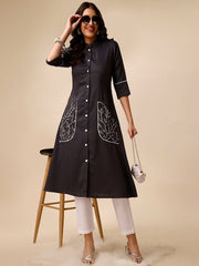 Floral Embroidered Mandarin Collar Pocket Detailing Kurta With Trousers - Inddus.com